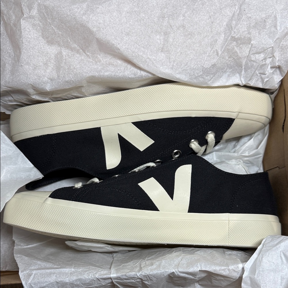 Veja Men's Wata II Low Canvas Black Pierre Sneakers